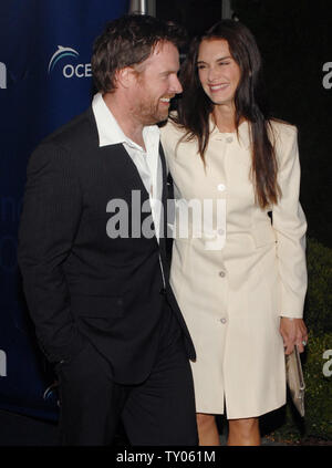 L'actrice Brooke Shields et son mari Chris Henchy arrivent à l'Oceana annuel gala de Pacific Palisades, en Californie, le 5 octobre 2007. L'Oceana est une organisation dédiée à la protection et à la restauration des océans du monde. (Photo d'UPI/Jim Ruymen). Banque D'Images