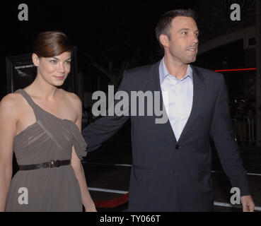 'Gone Baby Gone' réalisateur Ben Affleck (R), pose avec Michelle Monaghan acteur au Los Angeles première du film le 8 octobre 2007. (Photo d'UPI/Jim Ruymen) Banque D'Images