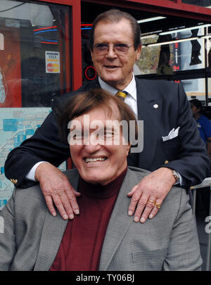 L'acteur britannique Roger Moore (R) qui jouait le rôle de James Bond 007 dans sept films, pose avec l'acteur Richard Kiel qui jouait le rôle de Jaws dans 'l'Espion qui m'aimait," à la suite d'une cérémonie honorant Moore avec le 2,350ème étoile sur le Hollywood Walk of Fame à Los Angeles le 11 octobre 2007. Moore est apparu en 1973 dans son premier film de James Bond "Vivre et laisser mourir." Il a aussi joué comme Simon Templar dans la série "Le Saint." (Photo d'UPI/Jim Ruymen) Banque D'Images