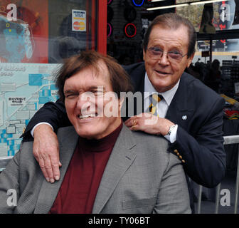 L'acteur britannique Roger Moore (R) qui jouait le rôle de James Bond 007 dans sept films, pose avec l'acteur Richard Kiel qui jouait le rôle de Jaws dans 'l'Espion qui m'aimait," à la suite d'une cérémonie honorant Moore avec le 2,350ème étoile sur le Hollywood Walk of Fame à Los Angeles le 11 octobre 2007. Moore est apparu en 1973 dans son premier film de James Bond "Vivre et laisser mourir." Il a aussi joué comme Simon Templar dans la série "Le Saint." (Photo d'UPI/Jim Ruymen) Banque D'Images