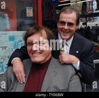 L'acteur britannique Roger Moore (R) qui jouait le rôle de James Bond 007 dans sept films, pose avec l'acteur Richard Kiel qui jouait le rôle de Jaws dans 'l'Espion qui m'aimait," à la suite d'une cérémonie honorant Moore avec le 2,350ème étoile sur le Hollywood Walk of Fame à Los Angeles le 11 octobre 2007. Moore est apparu en 1973 dans son premier film de James Bond "Vivre et laisser mourir." Il a aussi joué comme Simon Templar dans la série "Le Saint." (Photo d'UPI/Jim Ruymen) Banque D'Images