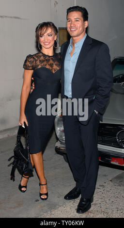 Mario Lopez et Karina Smirnoff assister à la Padres Contra el Cancer's 7th annual El Sueno de Esperanza avec Edna Cerritos gala-bénéfice dans l'Ouest Hollywood, Californie le 18 octobre 2007. (Photo d'UPI/Jim Ruymen) Banque D'Images