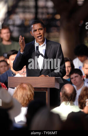 Le candidat démocrate, Barack Obama D-Ill., s'exprime à l'assemblée publique tenue à Garfield High School à Los Angeles, Californie le 20 octobre 2007. (UPI Photo/ Phil McCarten) Banque D'Images