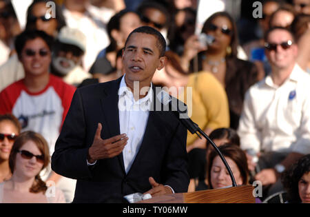 Le candidat démocrate, Barack Obama D-Ill., parle à une assemblée publique tenue à Garfield High School à Los Angeles, Californie le 20 octobre 2007. (UPI Photo/ Phil McCarten) Banque D'Images