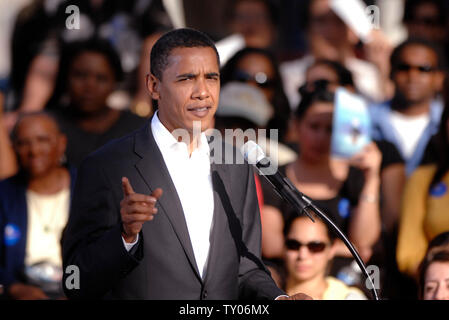 Le candidat démocrate, Barack Obama D-Ill., s'exprime à l'assemblée publique tenue à Garfield High School à Los Angeles, Californie le 20 octobre 2007. (UPI Photo/ Phil McCarten) Banque D'Images