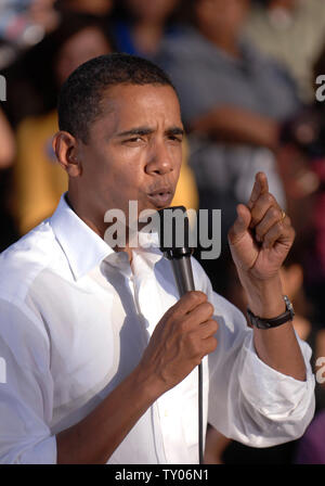 Le candidat démocrate, Barack Obama D-Ill., parle à une assemblée publique tenue à Garfield High School à Los Angeles, Californie le 20 octobre 2007. (UPI Photo/ Phil McCarten) Banque D'Images