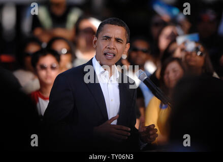 Le candidat démocrate, Barack Obama D-Ill., parle à une assemblée publique tenue à Garfield High School à Los Angeles, Californie le 20 octobre 2007. (UPI Photo/ Phil McCarten) Banque D'Images