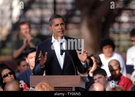 Le candidat démocrate, Barack Obama D-Ill., parle à une assemblée publique tenue à Garfield High School à Los Angeles, Californie le 20 octobre 2007. (UPI Photo/ Phil McCarten) Banque D'Images