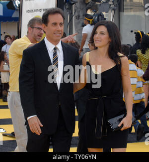 Acteur Jerry Seinfeld (L), qui prête sa voix au personnage Barry B. Benson dans l'animated motion photo 'Bee Movie', arrive avec son épouse Jessica à la première du film à Los Angeles le 28 octobre 2007. (Photo d'UPI/Jim Ruymen) Banque D'Images