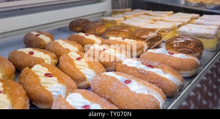 Gâteaux à la crème pour la vente au détail display cabinet Banque D'Images