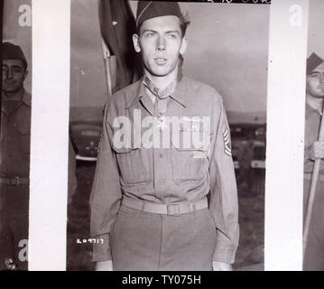 T/Sgt Currey, Francis S., Co. K 120e Régiment d'infanterie du nourrisson, 30e Division d'Hurleysville NY, porte la médaille d'honneur qui lui a été présenté au Camp Oklahoma City centre de redéploiement près de Reims, en France, par le général de Leland S. Hobbs, CG, 30e division d'infanterie, pour arrêter une attaque allemande sur son entreprise pendant la bataille des Ardennes. Banque D'Images