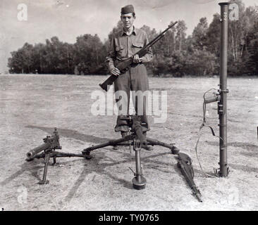 T/Sgt Currey, Francis S., Co. K 120e Régiment d'infanterie du nourrisson, 30e Division d'Hurleysville,NY utilisé ces armes tandis que l'arrêt d'une attaque allemande sur son entreprise pendant la Bataille des Ardennes. Le général de Leland S. Hobbs, CG, 30e division d'infanterie, lui a remis la plus haute distinction, la médaille d'honneur au Camp Oklahoma City centre de redéploiement près de Reims en France. Banque D'Images