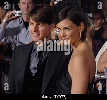 Acteur Tom Cruise (L), un acteur dans la guerre motion picture drama "Lions for Lambs", arrive avec son épouse, l'actrice Katie Holmes pour une projection du film à l'ouverture de l'AFI Fest 2007 film festival de Los Angeles le 1 novembre 2007. (Photo d'UPI/Jim Ruymen) Banque D'Images