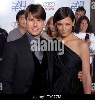 Acteur Tom Cruise (L), un acteur dans la guerre motion picture drama "Lions for Lambs", arrive avec son épouse, l'actrice Katie Holmes pour une projection du film à l'ouverture de l'AFI Fest 2007 film festival de Los Angeles le 1 novembre 2007. (Photo d'UPI/Jim Ruymen) Banque D'Images