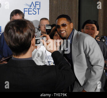 Acteur Tom Cruise (L), un acteur dans la guerre motion picture drama "Lions for Lambs", prend une photo de l'acteur Will Smith avec un ventilateur pendant une projection du film à l'ouverture de l'AFI Fest 2007 film festival de Los Angeles le 1 novembre 2007. (Photo d'UPI/Jim Ruymen) Banque D'Images