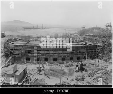 D-3249 5-2-37 Air Terminal Bldg. Voir le produit N à partir du haut des bunkers ; Portée et contenu : c'est une vue d'une aérogare en construction sur le Yerba Buena Shoals Remplissez - maintenant connue comme l'île au trésor, la baie de San Francisco, Californie. Les bâtiments devaient être utilisées comme salles d'exposition au cours de la 1939 Golden Gate International Exposition. Certains des bâtiments devaient être utilisés dans le cadre d'un aéroport d'une installation après l'exposition. La Seconde Guerre mondiale a causé un changement de plans et la marine américaine a pris le contrôle de l'île où elle est restée pendant le prochain demi-siècle. Banque D'Images