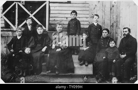 David Leask et famille. ; la portée et contenu : Leask a été, pour un temps, un enseignant de l'École de la Mission et, plus tard, secrétaire du conseil du village de Metlakahtla. Il a préparé de Lord Dufferin (1876), et a participé au choix de l'île Annette comme un emplacement pour le nouveau règlement Metlakahtla. Banque D'Images