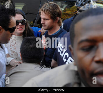 US pop star Britney Spears arrive à la Los Angeles County Courthouse supérieure pour une audience afin de retrouver ses droits de visite auprès des deux fils qu'elle a avec ex-mari Kevin Federline à Los Angeles le 14 janvier 2008. Spears gauche brusquement sans assister à la session de la cour après avoir confronté la horde de journalistes et de photographes se sont réunis afin de couvrir l'audience. (Photo d'UPI/Jim Ruymen) Banque D'Images