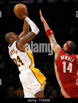 Los Angeles Lakers Kobe Bryant garde (L) col. de Cleveland Cavaliers guard Ira Newble au premier trimestre l'action au Staples Center de Los Angeles le 27 janvier 2008. Les Cavaliers défait les Los Angeles Lakers 98-95. (Photo d'UPI /Jon SooHoo) Banque D'Images