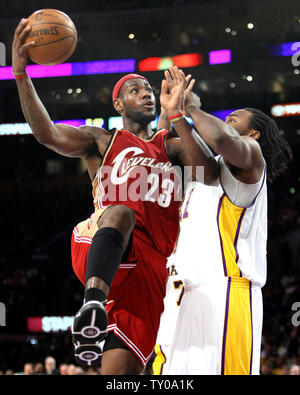 Cleveland Cavaliers en avant LeBron James (L) disques durs pour le panier contre Los Angeles Lakers Ronny Turiaf en avant au cours du deuxième trimestre l'action au Staples Center de Los Angeles le 27 janvier 2008. Les Cavaliers défait les Los Angeles Lakers 98-95. (UPI Photo/ Jon SooHoo) Banque D'Images