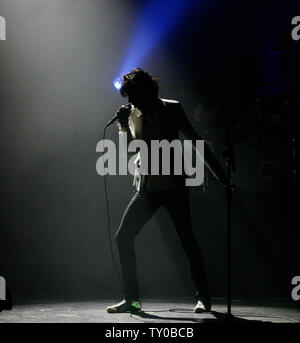 Chanteur Mika se produit en concert au Wiltern Theatre de Los Angeles le 11 février 2008. (Photo d'UPI/David Silpa) Banque D'Images