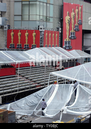 En prévision de la pluie, les travailleurs mis en place une tente dans la région qui abritera le tapis rouge à l'extérieur du Kodak Theatre pour le 80e congrès annuel Prix de l'académie dans la section Hollywood de Los Angeles le 19 février 2008. Le spectacle sera diffusé en direct sur ABC le Dimanche, Février 24. (Photo d'UPI/Jim Ruymen) Banque D'Images