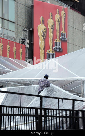 En prévision de la pluie, les travailleurs mis en place une tente dans la région qui abritera le tapis rouge à l'extérieur du Kodak Theatre pour le 80e congrès annuel Prix de l'académie dans la section Hollywood de Los Angeles le 19 février 2008. Le spectacle sera diffusé en direct sur ABC le Dimanche, Février 24. (Photo d'UPI/Jim Ruymen) Banque D'Images