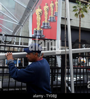 En prévision de la pluie, les travailleurs mis en place une tente dans la région qui abritera le tapis rouge à l'extérieur du Kodak Theatre pour le 80e congrès annuel Prix de l'académie dans la section Hollywood de Los Angeles le 19 février 2008. Le spectacle sera diffusé en direct sur ABC le Dimanche, Février 24. (Photo d'UPI/Jim Ruymen) Banque D'Images