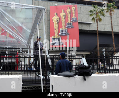 En prévision de la pluie, les travailleurs mis en place une tente dans la région qui abritera le tapis rouge à l'extérieur du Kodak Theatre pour le 80e congrès annuel Prix de l'académie dans la section Hollywood de Los Angeles le 19 février 2008. Le spectacle sera diffusé en direct sur ABC le Dimanche, Février 24. (Photo d'UPI/Jim Ruymen) Banque D'Images