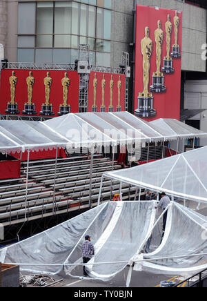 En prévision de la pluie, les travailleurs mis en place une tente dans la région qui abritera le tapis rouge à l'extérieur du Kodak Theatre pour le 80e congrès annuel Prix de l'académie dans la section Hollywood de Los Angeles le 19 février 2008. Le spectacle sera diffusé en direct sur ABC le Dimanche, Février 24. (Photo d'UPI/Jim Ruymen) Banque D'Images