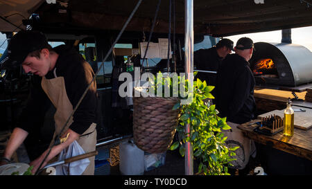 De délicieux pizzas au feu de bois en plein air Banque D'Images