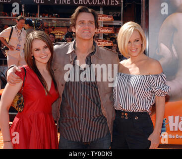 L'acteur Jim Carrey (C), la voix de Horton dans l'animated motion photo "Horton Hears a Who !", basé sur une histoire de Dr. Seuss, assiste à la première mondiale du film avec sa fille Jeanne (L) et petite amie Jenny McCarthy à Los Angeles le 8 mars 2008. (Photo d'UPI/Jim Ruymen) Banque D'Images