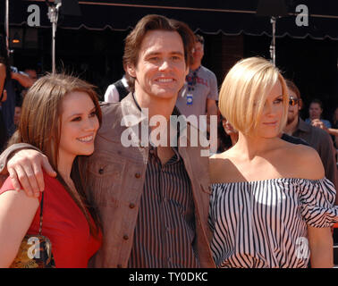 L'acteur Jim Carrey (C), la voix de Horton dans l'animated motion photo "Horton Hears a Who !", basé sur une histoire de Dr. Seuss, assiste à la première mondiale du film avec sa fille Jeanne (L) et petite amie Jenny McCarthy à Los Angeles le 8 mars 2008. (Photo d'UPI/Jim Ruymen) Banque D'Images