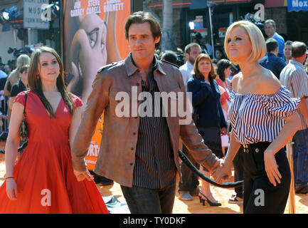 L'acteur Jim Carrey (C), la voix de Horton dans l'animated motion photo "Horton Hears a Who !", basé sur une histoire de Dr. Seuss, assiste à la première mondiale du film avec sa fille Jeanne (L) et petite amie Jenny McCarthy à Los Angeles le 8 mars 2008. (Photo d'UPI/Jim Ruymen) Banque D'Images