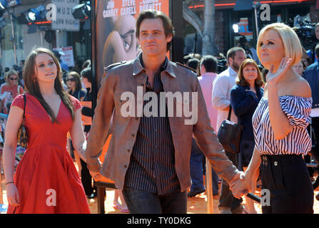 L'acteur Jim Carrey (C), la voix de Horton dans l'animated motion photo "Horton Hears a Who !", basé sur une histoire de Dr. Seuss, assiste à la première mondiale du film avec sa fille Jeanne (L) et petite amie Jenny McCarthy à Los Angeles le 8 mars 2008. (Photo d'UPI/Jim Ruymen) Banque D'Images