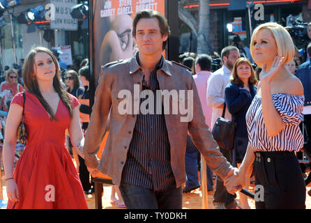 L'acteur Jim Carrey (C), la voix de Horton dans l'animated motion photo "Horton Hears a Who !", basé sur une histoire de Dr. Seuss, assiste à la première mondiale du film avec sa fille Jeanne (L) et petite amie Jenny McCarthy à Los Angeles le 8 mars 2008. (Photo d'UPI/Jim Ruymen) Banque D'Images