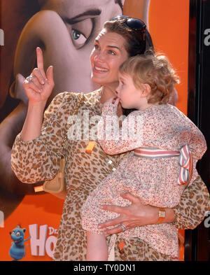 L'actrice Brooke Shields détient sa fille alors qu'elle assiste à l'Grier première de l'animated motion photo "Horton Hears a Who !" à Los Angeles le 8 mars 2008 (UPI Photo/Jim Ruymen) Banque D'Images