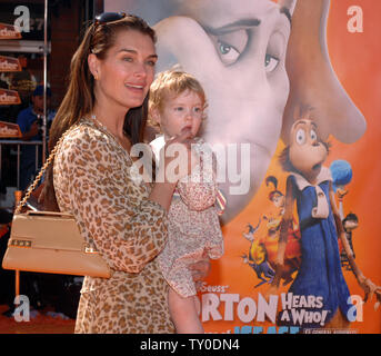 L'actrice Brooke Shields détient sa fille alors qu'elle assiste à l'Grier première de l'animated motion photo "Horton Hears a Who !" à Los Angeles le 8 mars 2008 (UPI Photo/Jim Ruymen) Banque D'Images