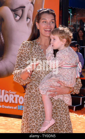 L'actrice Brooke Shields détient sa fille alors qu'elle assiste à l'Grier première de l'animated motion photo "Horton Hears a Who !" à Los Angeles le 8 mars 2008 (UPI Photo/Jim Ruymen) Banque D'Images