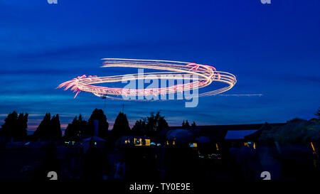 Maris Bosworth aircraft affichage nocturne d'artifice acrobatique Banque D'Images