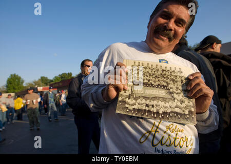 Steve Campos un amateur de baseball de Pico Rivera, CA, se prépare à assister à l'exposition game entre les Dodgers et les Red Sox au Los Angeles Memorial Coliseum de Los Angeles le 29 mars 2008. L'événement a été organisé pour marquer le 50e anniversaire de l'arrivée de Dodger à Los Angeles de Brooklyn. (Photo d'UPI/Hector Mata) Banque D'Images