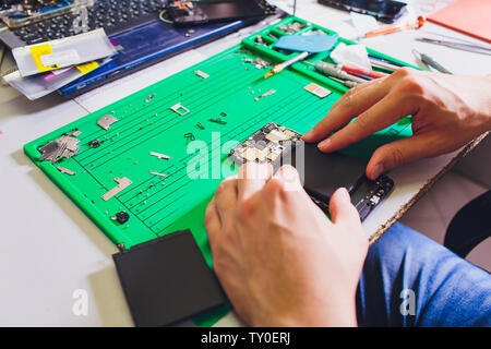 Réparation de téléphone cellulaire. Pièces et outils pour Smartphone, selective focus récupération de l'équipement de séchage Banque D'Images