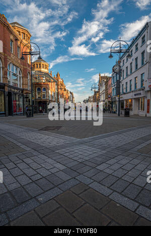 LEEDS, UK - 2 juin 2019 : Rue autour du centre-ville de Leeds, Royaume-Uni Banque D'Images