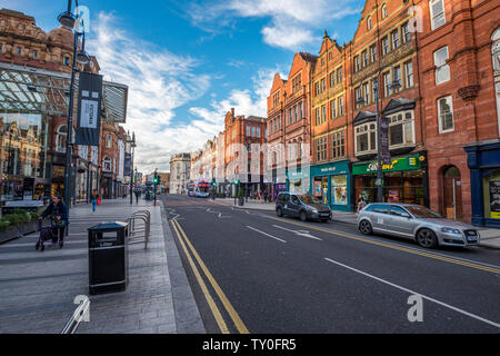 LEEDS, UK - 2 juin 2019 : Rue autour du centre-ville de Leeds, Royaume-Uni Banque D'Images