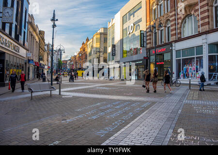 LEEDS, UK - 2 juin 2019 : Rue autour du centre-ville de Leeds, Royaume-Uni Banque D'Images