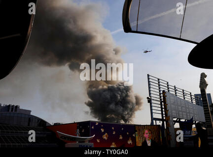 La fumée s'élève au pied universel qu'un incendie fait rage hors de contrôle sur le backlot rempli de plateaux de cinéma à Universal Studios à Universal City, en Californie, à 19 km du centre-ville de Los Angeles le 1er juin 2008. Le gigantesque incendie a détruit une grande partie de son temps, le paysage de la ville de New York et brûlés par le segment de King Kong le backlot tour populaire. (Photo d'UPI/Jim Ruymen) Banque D'Images