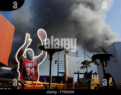 La fumée s'élève au pied universel qu'un incendie fait rage hors de contrôle sur le backlot rempli de plateaux de cinéma à Universal Studios à Universal City, en Californie, à 19 km du centre-ville de Los Angeles le 1er juin 2008. Le gigantesque incendie a détruit une grande partie de son temps, le paysage de la ville de New York et brûlés par le segment de King Kong le backlot tour populaire. (Photo d'UPI/Jim Ruymen) Banque D'Images