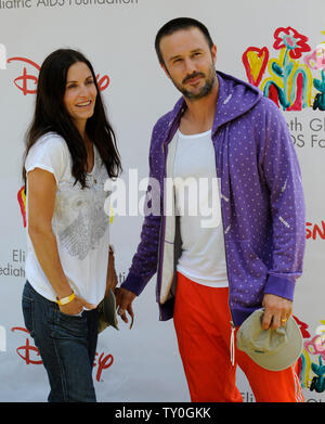 L'acteur David Arquette et son épouse, l'actrice Courteney Cox arrivent pour une Time For Heroes Celebrity Carnival au profit de l'Elizabeth Glazer Pediatric AIDS Foundation, sur l'Administration des anciens combattants, à Los Angeles le 8 juin 2008. (Photo d'UPI/Jim Ruymen) Banque D'Images