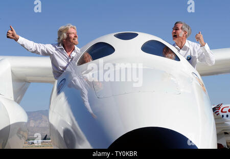 Fondateur du groupe Virgin Richard Branson milliardaire (L) et Burt Rutan, Scaled Composites, président de vague à partir de la fenêtre de la Virgin Galactic mothership WhiteKnightTwo lors de son lancement public à Mojave, Californie le 28 juillet 2008. Les deux aéronefs fuselage WhiteKnightTwo transportera SpaceShipTwo pour lancer passagers commerciaux dans l'espace. (Photo d'UPI/Jim Ruymen) Banque D'Images