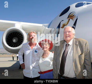 Fondateur du groupe Virgin Richard Branson milliardaire (L) saveurs du moment qu'il baptise un bateau-mère de Virgin Galactic WhiteKnightTwo, Eve, en l'honneur de sa mère Eve Branson (L) lors de son lancement à Mojave, Californie le 28 juillet 2008. Les deux aéronefs fuselage chevalier blanc deux vaisseau sera de lancer deux passagers commerciaux dans l'espace. À la recherche sur à la droite est le père d'Brnson Ted Branson. (Photo d'UPI/Jim Ruymen) Banque D'Images